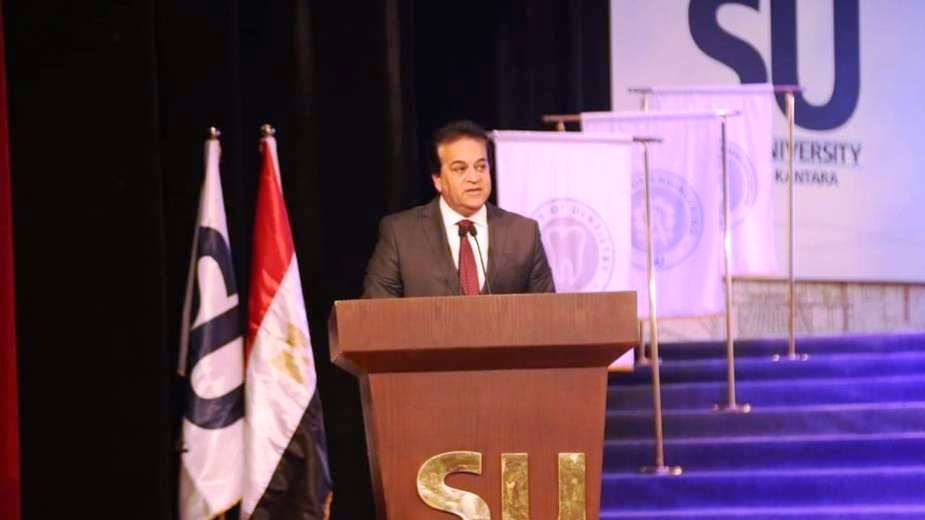  وزير التعليم العالى ومحافظ شمال سيناء وحسن راتب فى احتفالية جامعة سيناء (6)