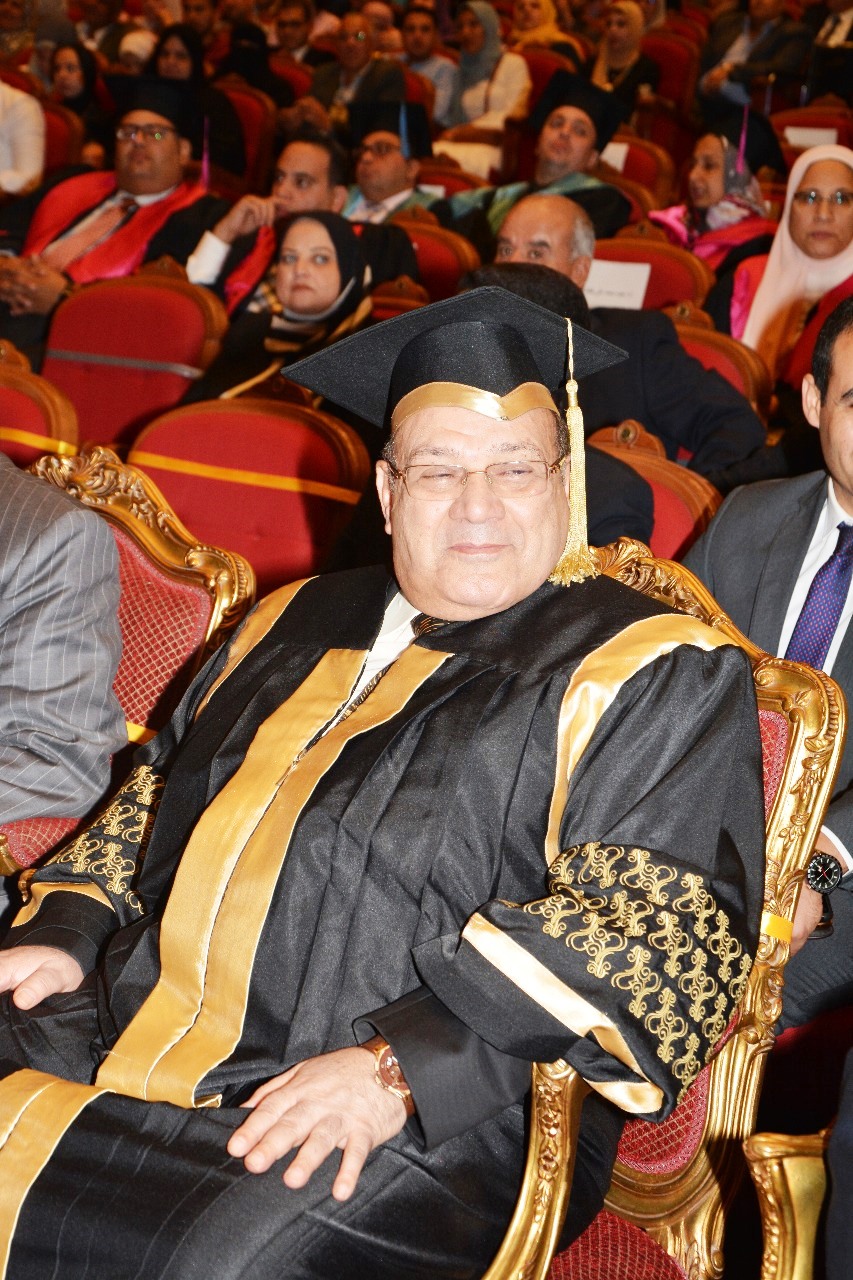  وزير التعليم العالى ومحافظ شمال سيناء وحسن راتب فى احتفالية جامعة سيناء (9)