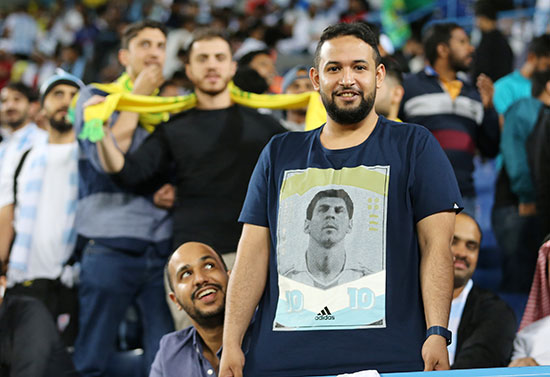 مشجع سعودى يرتدى تيشيرت لصورة ميسى