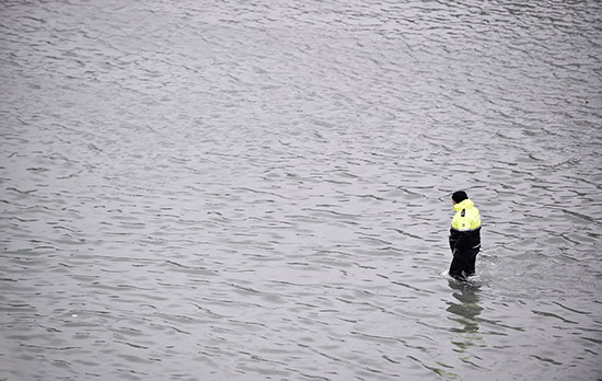 أحد العمال وسط مياه الفيضانات