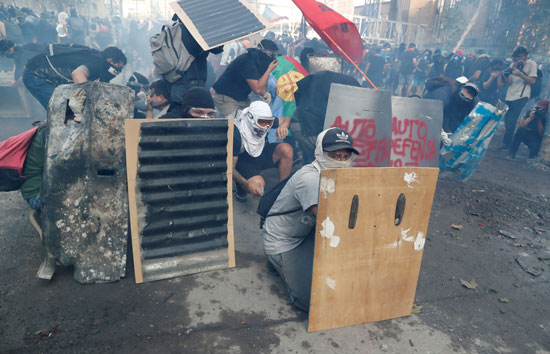 متظاهرو تشيلى يواصلون التصعيد ضد النظام