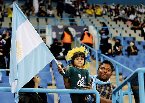 طفل يرفع علم الأرجنتين