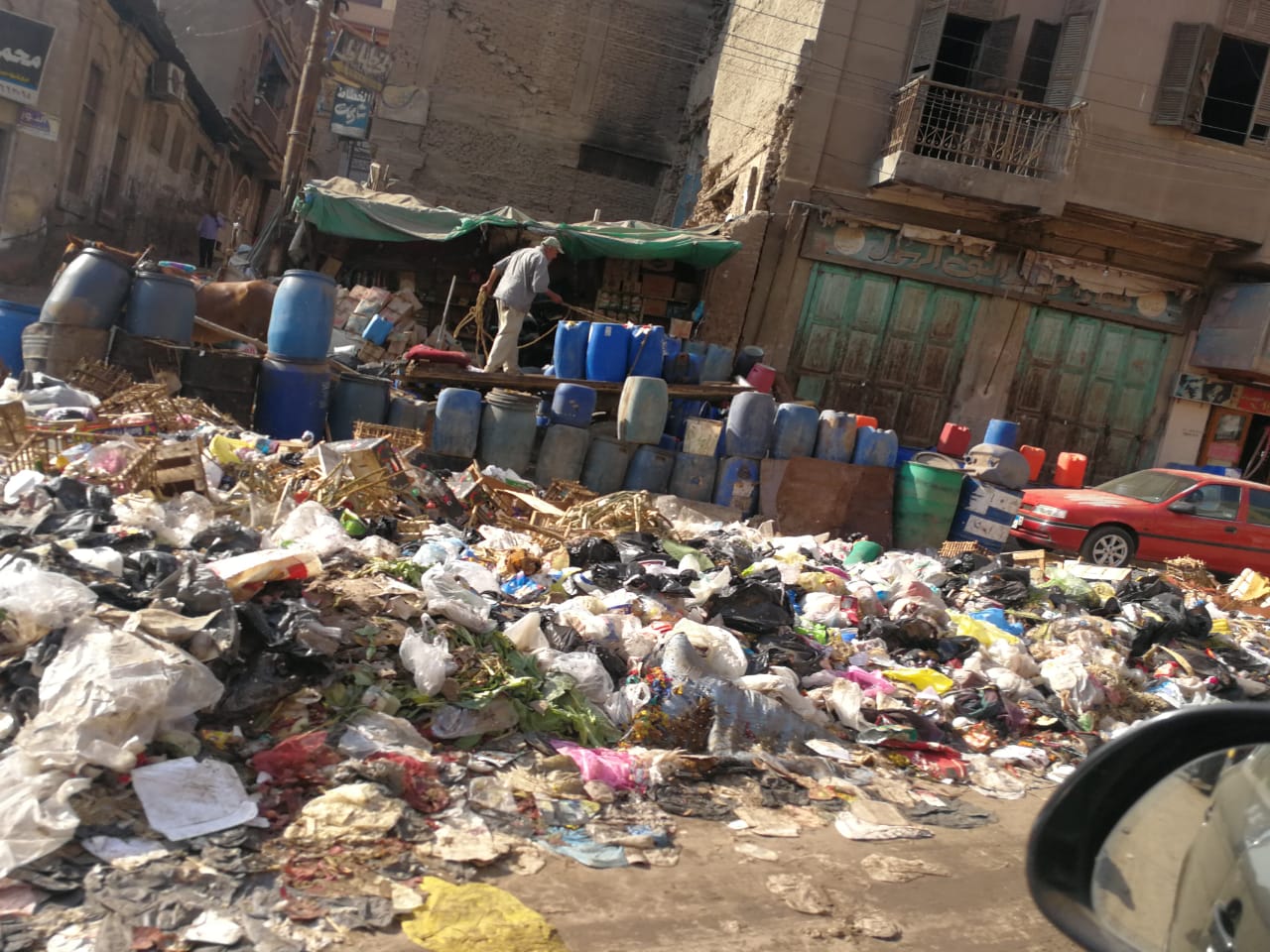 القمامة تحاصر ميدان المحجوب (2)