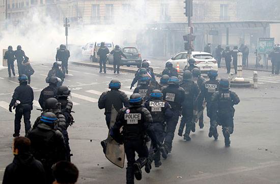 شرطة فرنسا تلقى الغاز المسيل للدموع