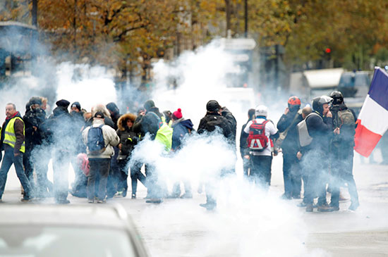 الشرطة تلقى الغاز المسيل للدموع