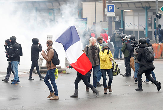 احتجاجات أصحاب السترات الصفراء فى فرنسا