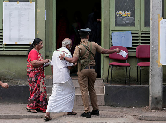 الشرطة السريلانكية تساعد الناخبين