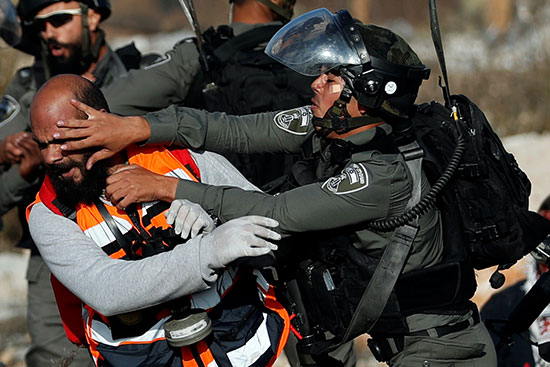 قوات لاحتلال تشتبك مع مسعف لغبعاده عن اسعاف المصابين الفلسطينيين خلال المظاهرة