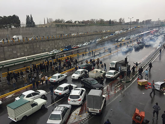 متظاهرون يقفون بسيارتهم وسط طريق سريع فى طهران
