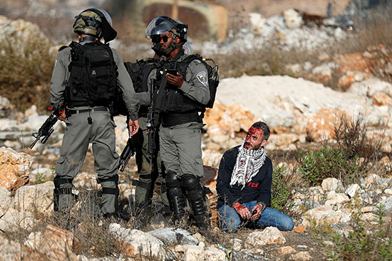 قوات لاحتلال الاسرائيلى تعتقل متظاهر فلسطينى جريح خلال المظاهرة