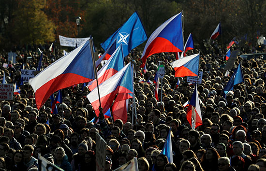 المحتجون يرفعون اعلام التشيك خلال احتجاجاتهم ضد رئيس الوزراء