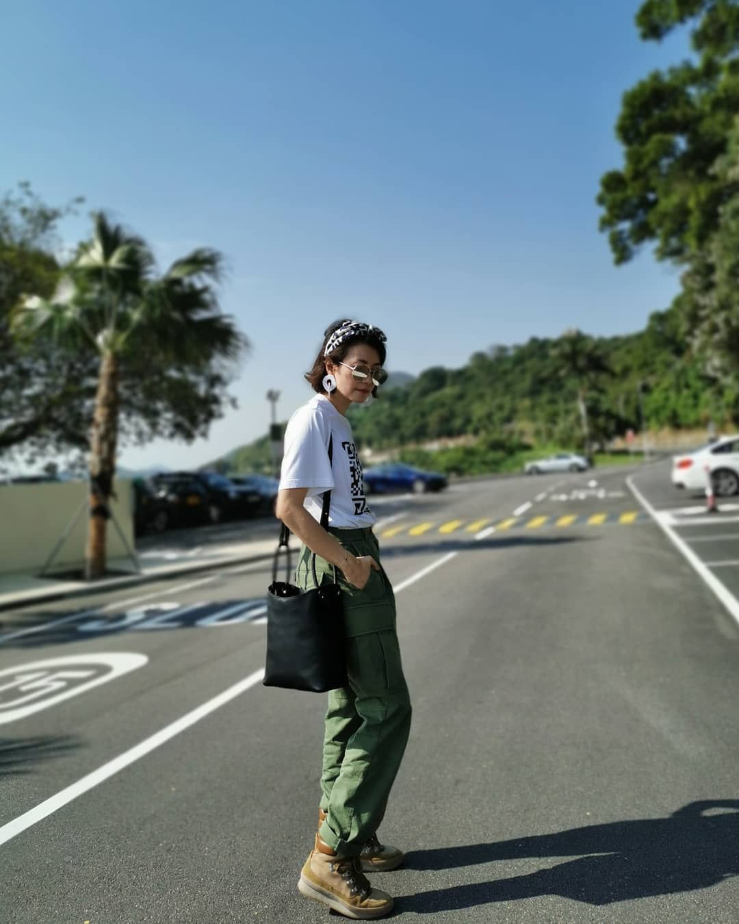 لممثلة نيكولا تشيونج يونج ترتدى واحدة من حقائب العلامة الفرنسية