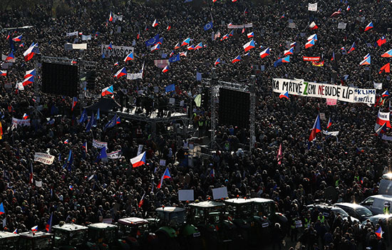 جانب من احتجاج ألاف التشيكيون فى براغ ضد رئيس الوزراء