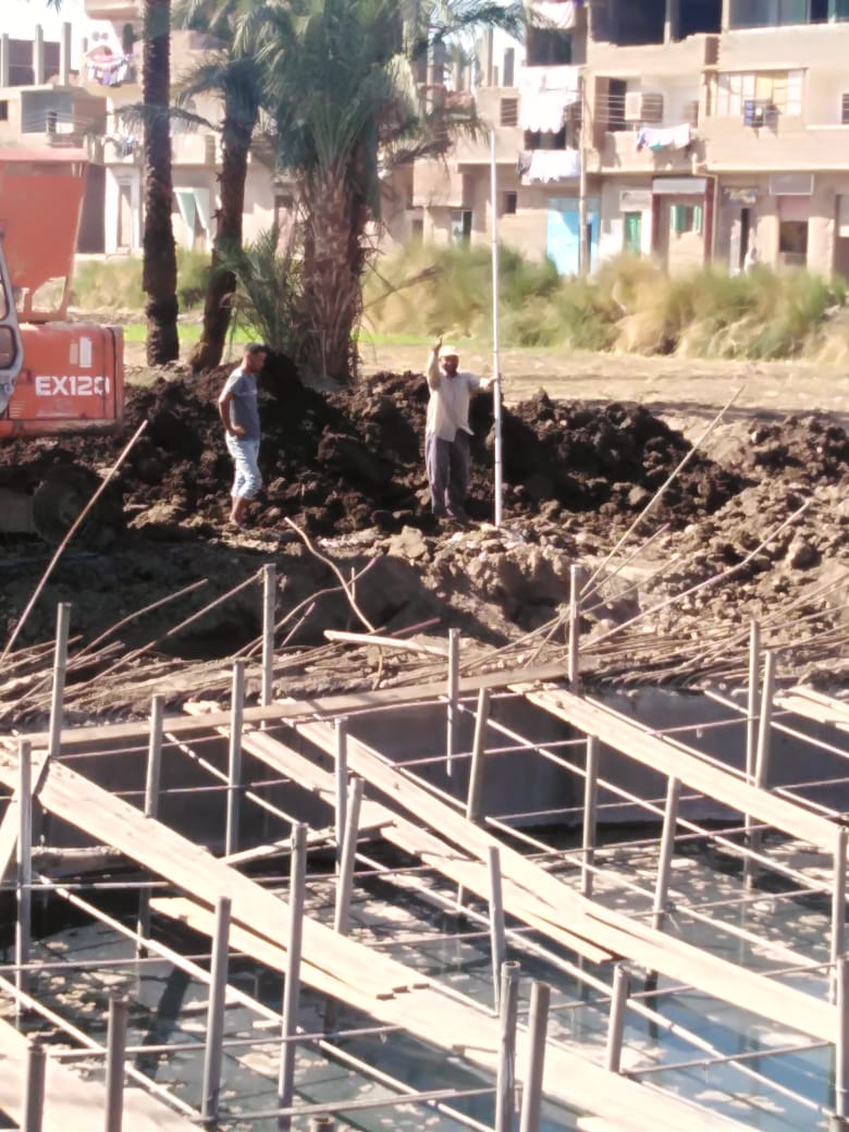بدء أعمال توصيل الكابلات الخاصة بمحطة رفع الصرف الصحي بقرية الصعايدة شمالي الأقصر (3)