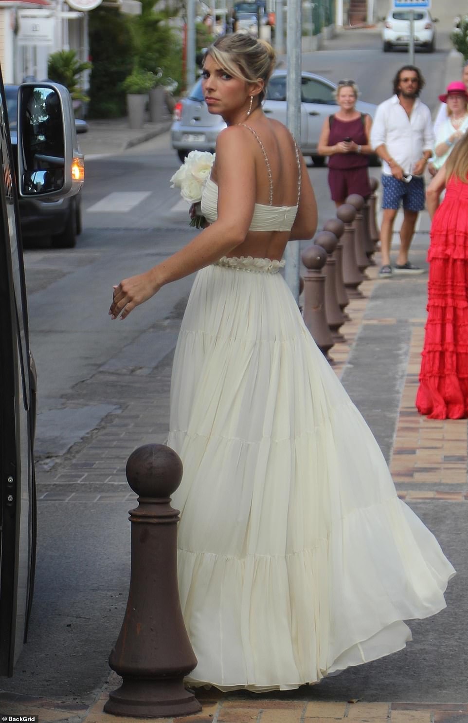 أخت ديفون العروس بفستان مميز