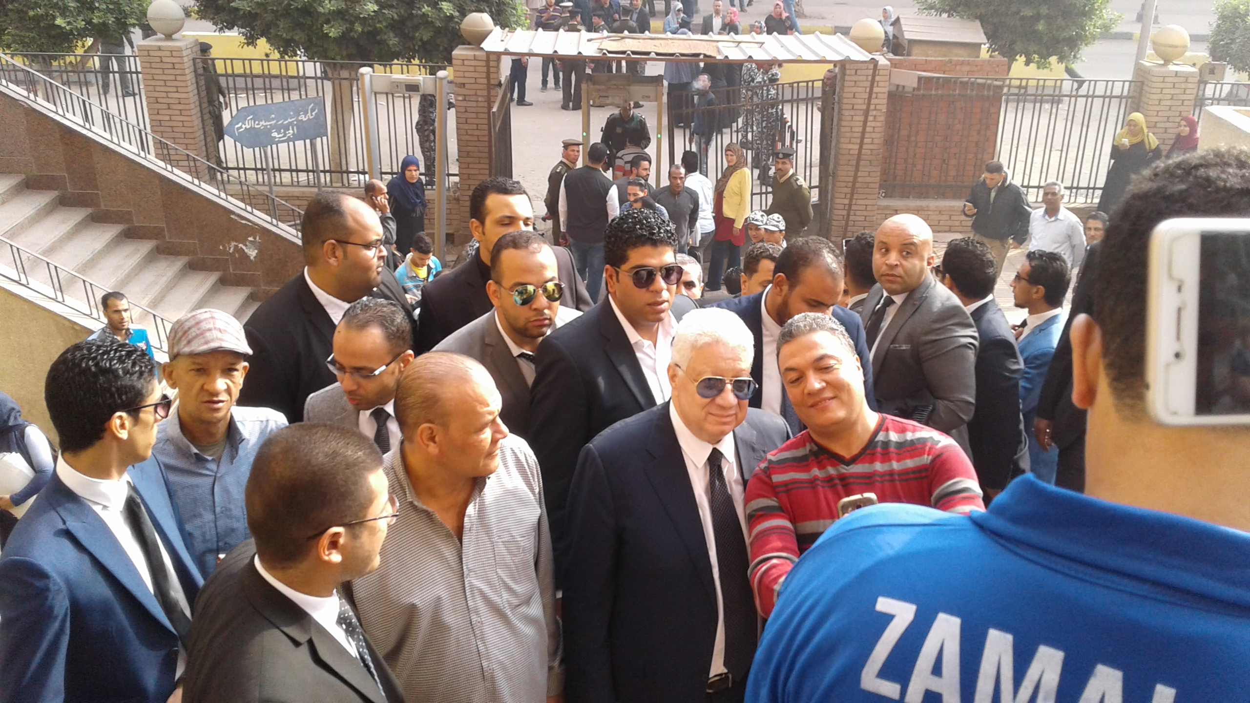 وصول مرتضى منصور لمحكمة شبين الكوم (5)