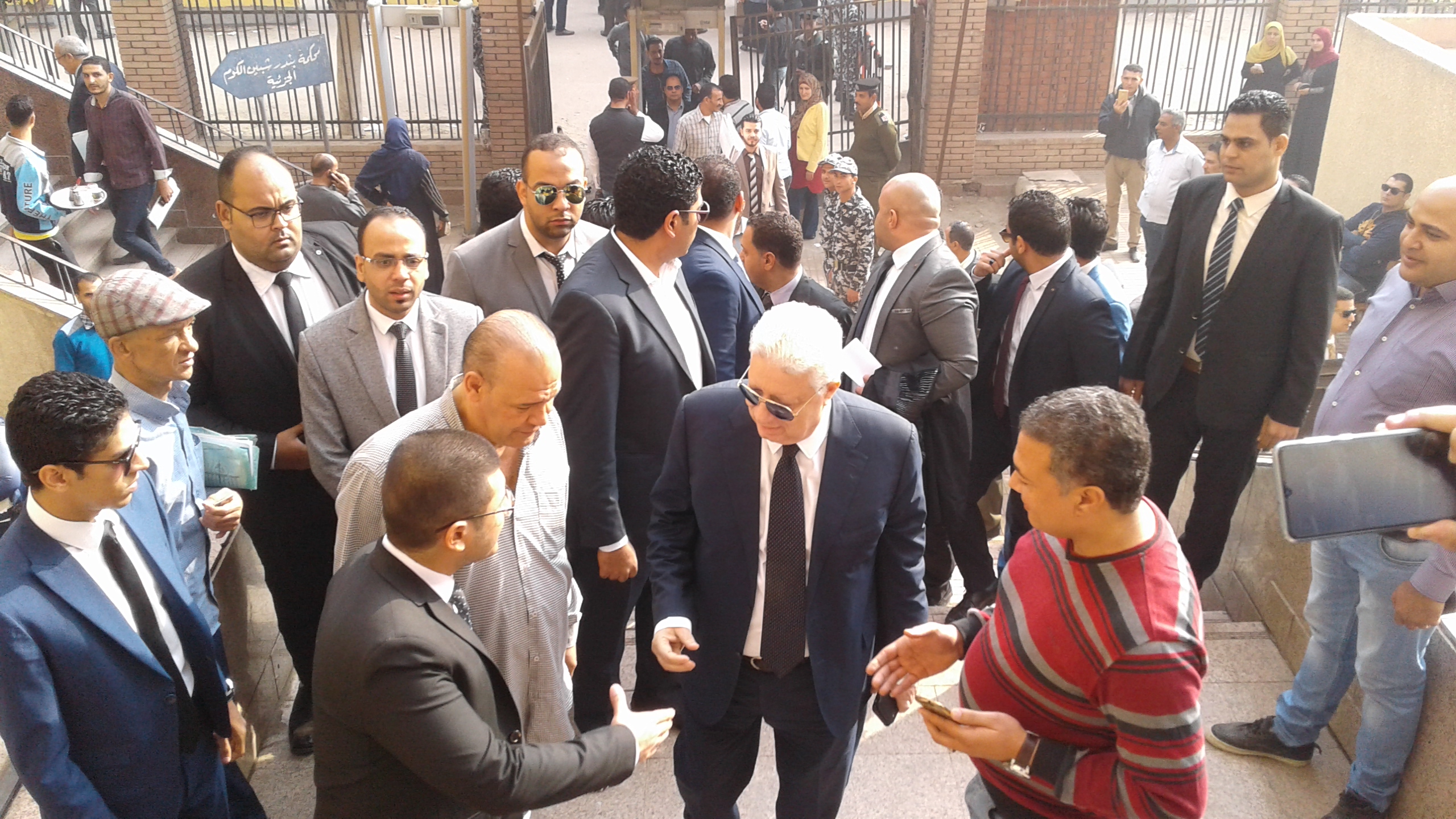 وصول مرتضى منصور لمحكمة شبين الكوم (3)