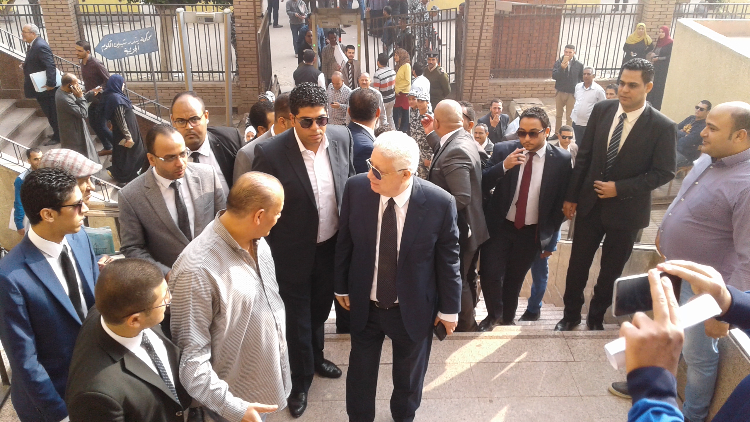 وصول مرتضى منصور لمحكمة شبين الكوم (2)