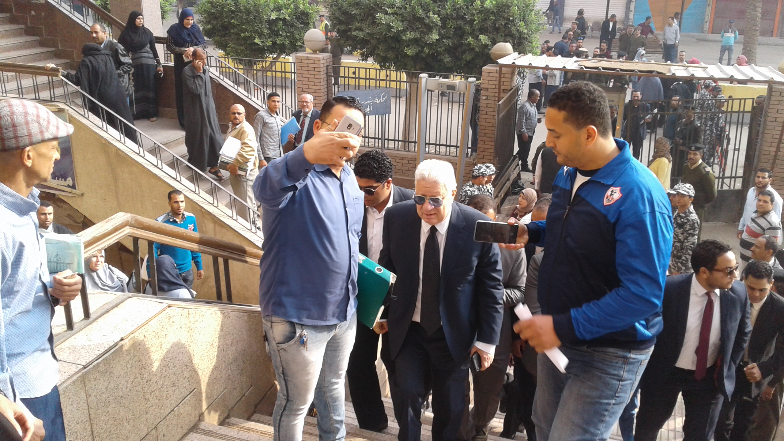 وصول مرتضى منصور لمحكمة شبين الكوم (1)