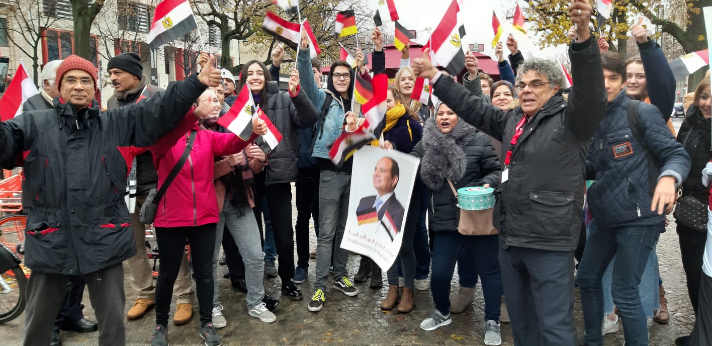 الجالية المصرية فى برلين تستقبل الرئيس السيسي خلال زيارته للألمانيا