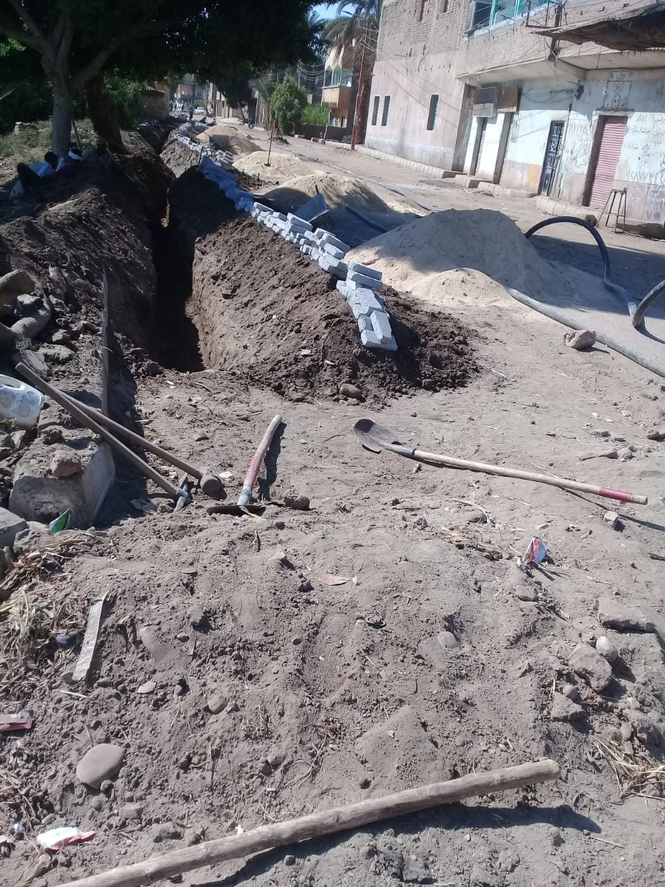 بدء أعمال توصيل الكابلات الخاصة بمحطة رفع الصرف الصحي بقرية الصعايدة شمالي الأقصر (2)
