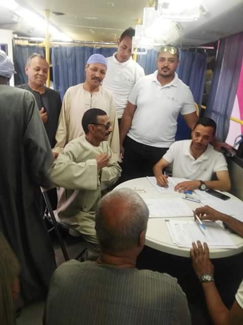 عمدة قرية العضايمة بإسنا وعدد من الأهالي يتوافدون علي سيارة التأمين الصحي الشامل (1)