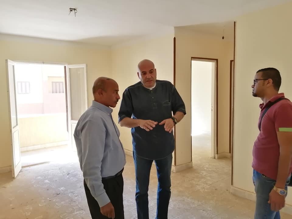 رئيس مدينة الطود ومدير المشروعات بالأقصر يتفقدان شقق الإسكان الإجتماعي (3)