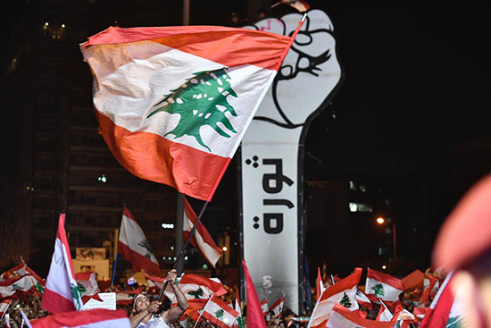 الأعلام اللبنانية ترفرف فى ساحة التظاهرات