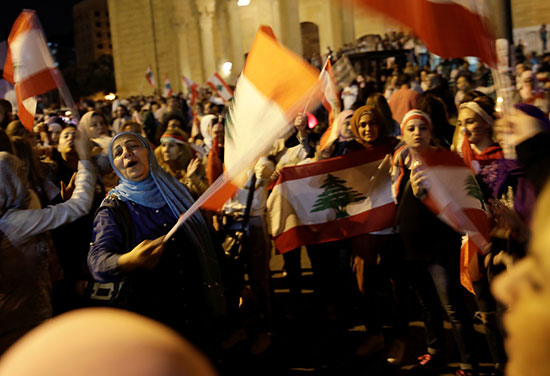 سيدات تشارك فى مظاهرات لبنان