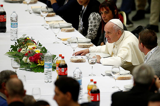 بابا الفاتيكان ينظر لأحد الحضور فى الاحتفال باليوم العالمى للفقراء