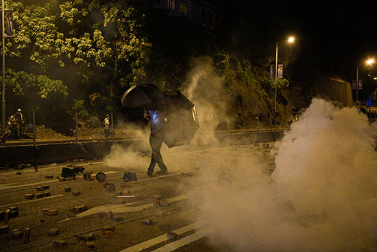 الغاز المسيل للدموع يملأ الشوارع أثناء المواجهات بين الشرطة والمتظاهرين