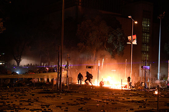 تصاعد أعمال العنف بين المتظاهرين وقوات الشرطة