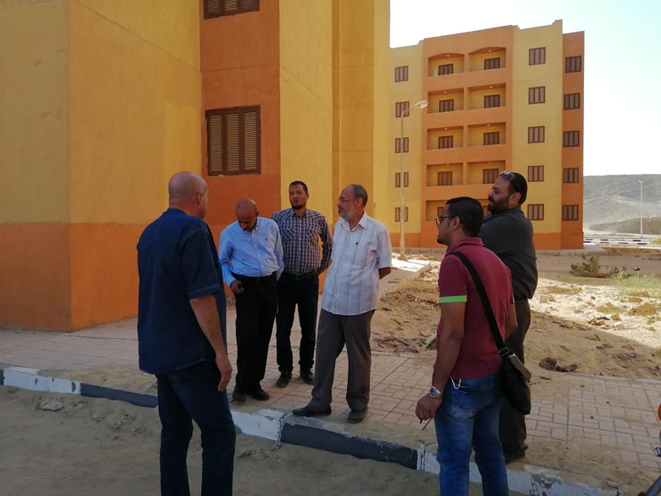 رئيس مدينة الطود ومدير المشروعات بالأقصر يتفقدان شقق الإسكان الإجتماعي (2)