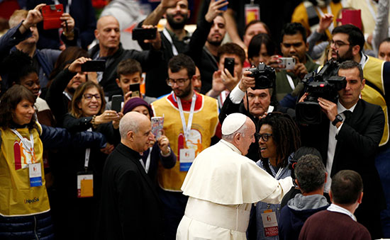 بابا الفاتيكان يرحب بضيوفه من الفقراء والمشردين