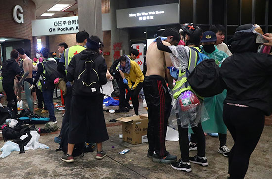 اشتباكات بين متظاهرين مناهضين للحكومة وقوات الشرطة فى هونج كونج