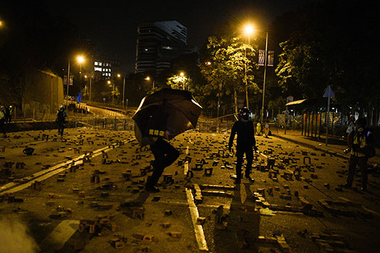 أثار الدمار التى خلفتها الاشتباكات بين المتظاهرين وقوات الشرطة