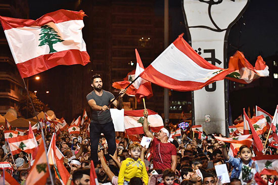 أعلام لبنان ترفرف فى الساحات