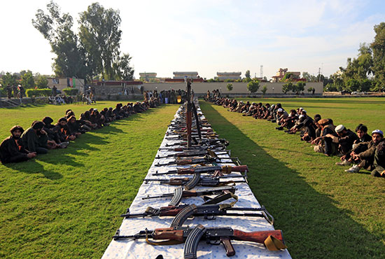 عناصر-داعش-المستسلمة-و-أسلحتهم