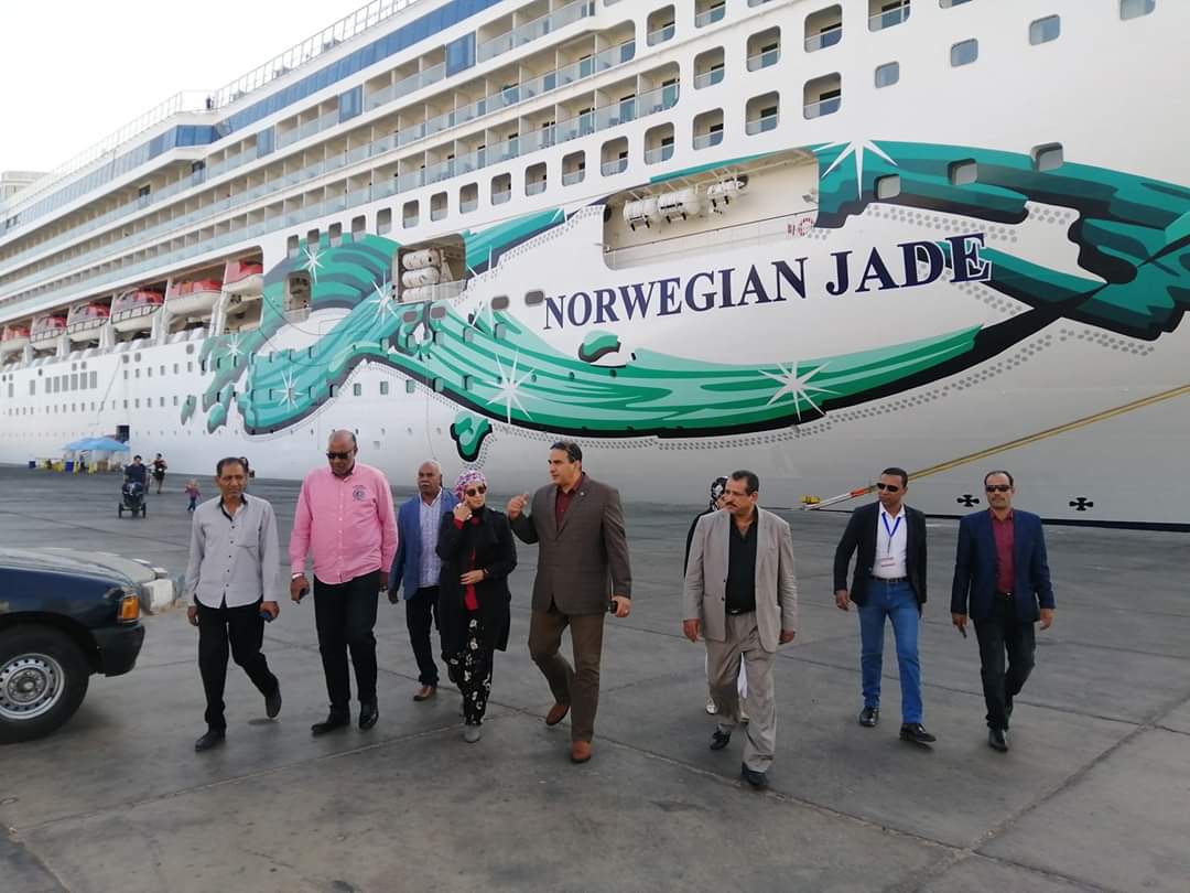 رئيس مدينة سفاجا خلال استقبال السفينة السياحية (2)