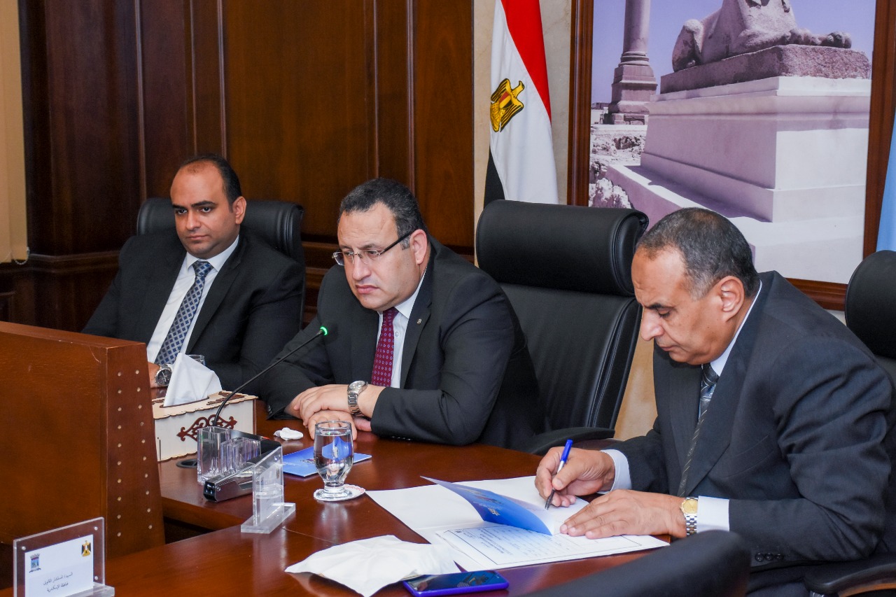 محافظ الإسكندرية يتابع مشروعات الصرف الصحى ومناقشة خطة تطهير الشنايش (3)