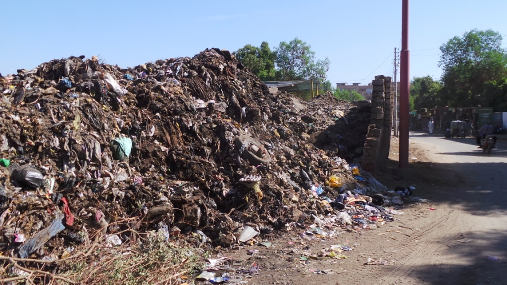 القمامة بمدينة كوم أمبو