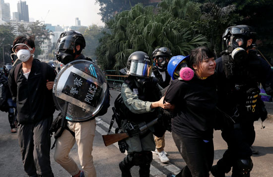 اعتقال-ناشطة-بشوارع-هونج-كونج
