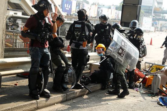 الشرطة-تعتقل-متظاهرين