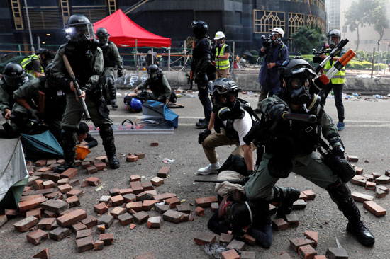 الشرطة-تستخدم-العنف-مع-المتظاهرين