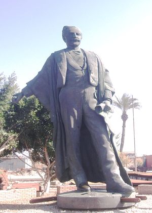 تمثال دي لسبس في حوض السفن في بور فؤاد قبل إزالته
