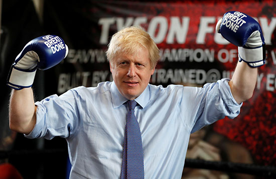 رئيس الوزراء البريطانى يرتدى قفازات ملاكمة