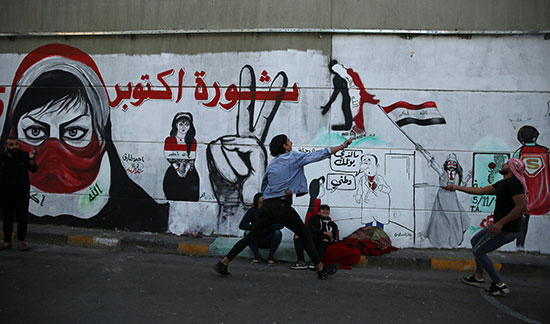 محتجون يرسمون الجرافيتى