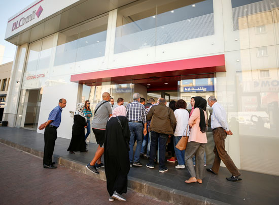 اللبنانيون-يصطفون-أمام-بنك-قبل-فتح-أبوابه
