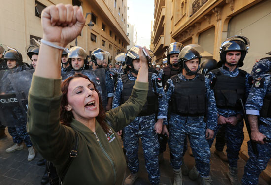 متظاهرة-لبنانية