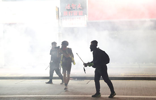 متظاهرو هونج كونج وسط دخان الغاز